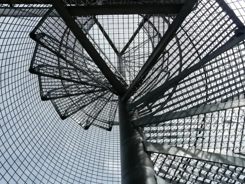 zastosowania metalowych stopni schodowych